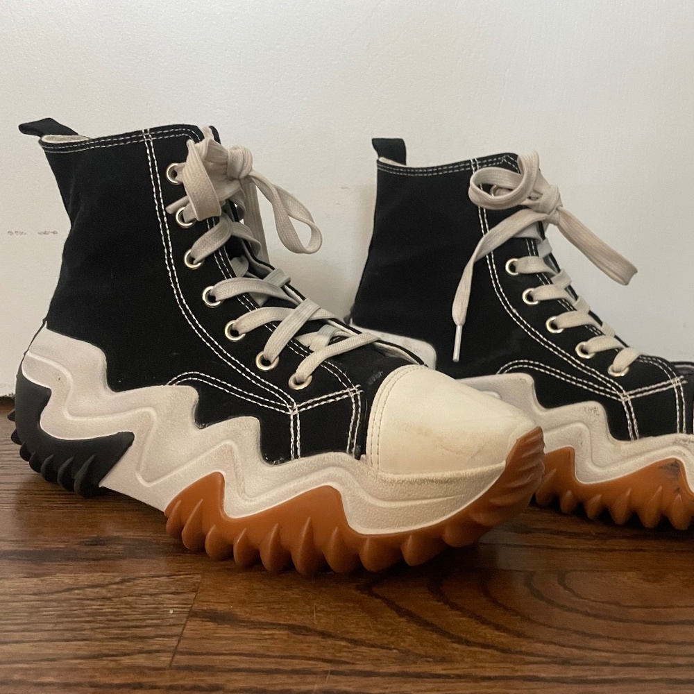 Wavy converse shoes